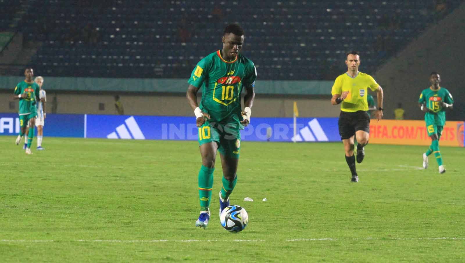 Striker Senegal U-17, Diouf Amara menguasai bola saat menghadapi Argentina U-17, pada pertandingan Grup D Piala Dunia U-17 2023 di Stadion Si Jalak Harupat, Kabupaten Bandung, Sabtu (11/11/23). Copyright: © Arif Rahman/INDOSPORT