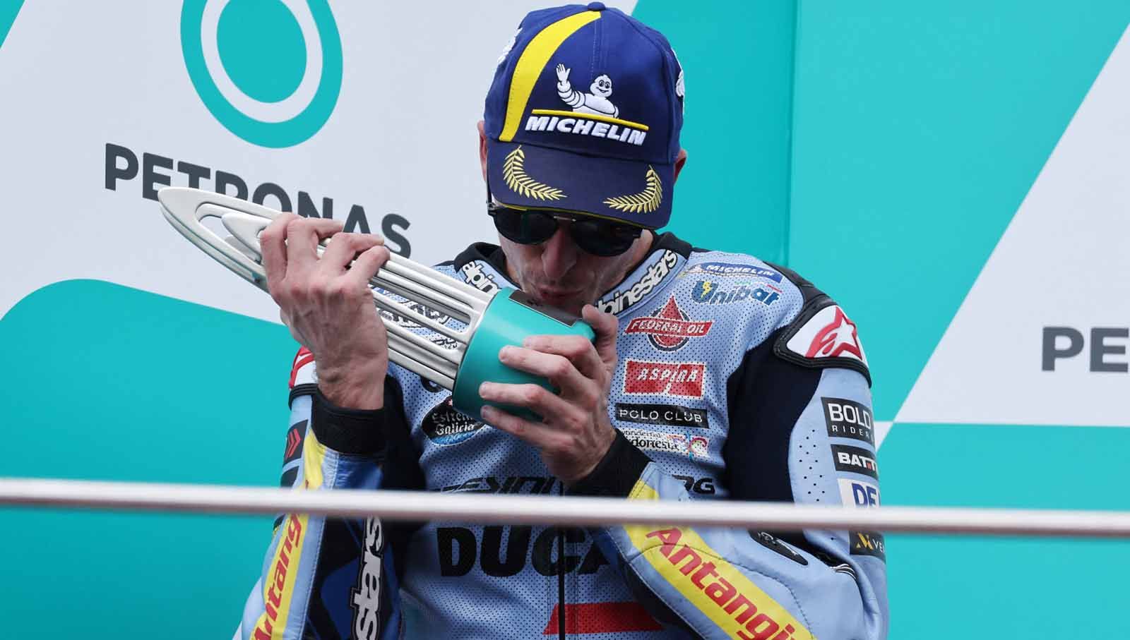Diposisi kedua Alex Marquez merayakan dengan trofi di podium usai balapan MotoGP Malaysia 2023. (Foto: REUTERS/Hasnoor Hussain) Copyright: &copy; REUTERS/Hasnoor Hussain