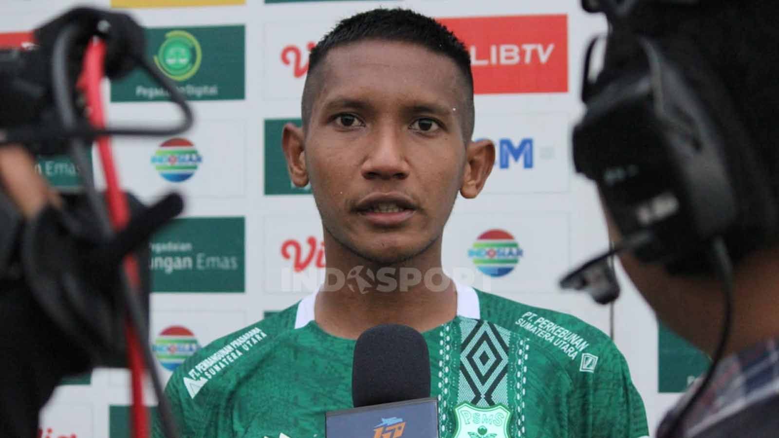 Bek kiri PSMS Medan, M. Fardan Harahap, saat diwawancarai usai menjadi Man of the Match usai laga melawan Sada Sumut FC dalam laga lanjutan Grup 1 Liga 2 2023/24. (Foto: Aldi Aulia Anwar/INDOSPORT) Copyright: © Aldi Aulia Anwar/INDOSPORT