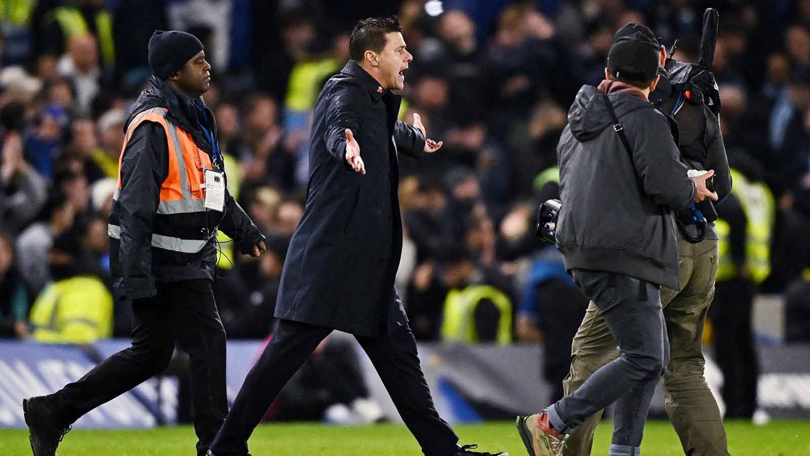 Pelatih Chelsea Mauricio Pochettino murka pada wasit Anthony Taylor usai pertandingan pada laga Liga Primer Inggris di Stadion Stamford Bridge, Minggu (12/11/23). (Foto: REUTERS/Dylan Martinez) Copyright: © REUTERS/Dylan Martinez