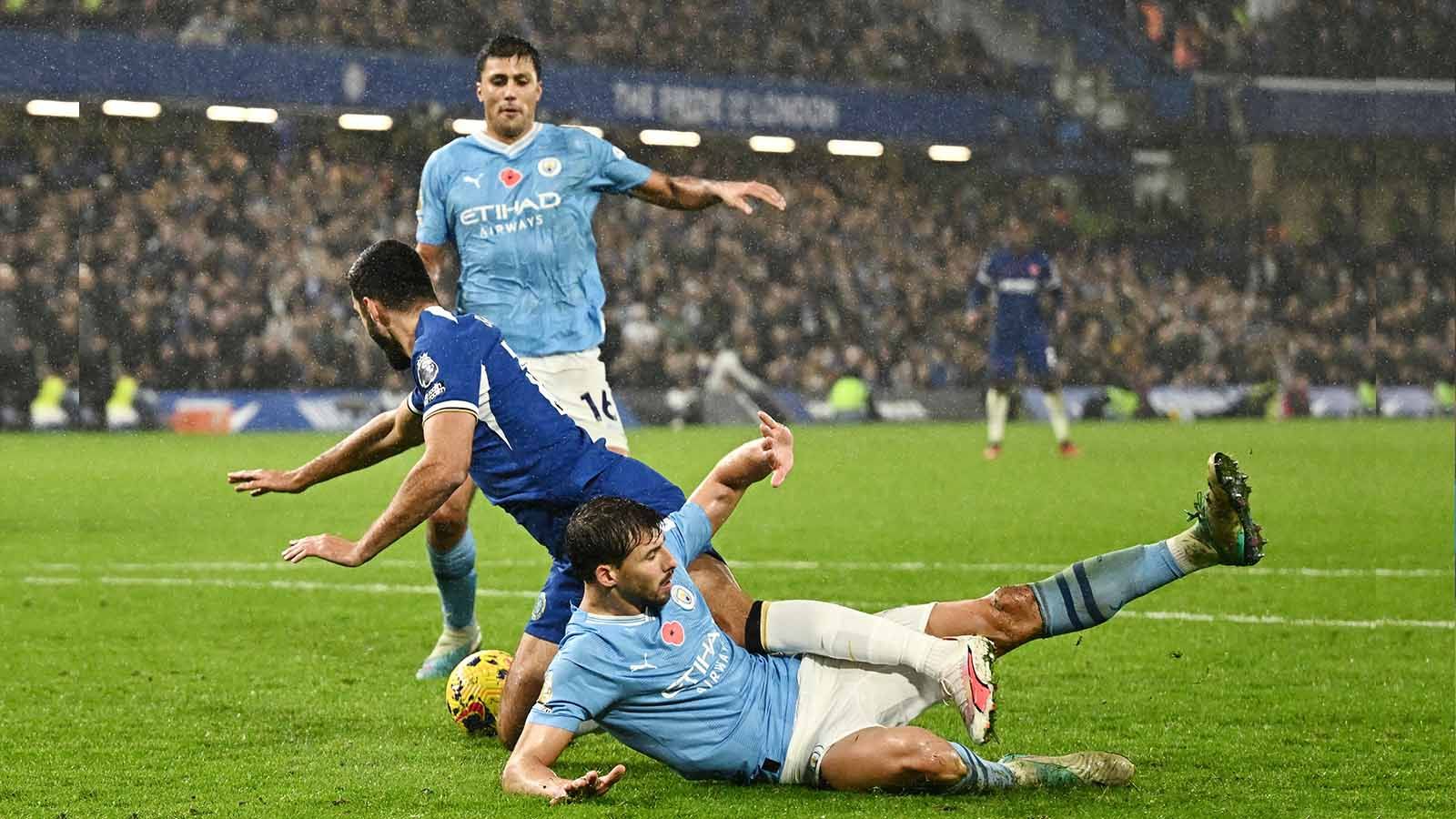 Ruben Dias melakukan pelanggaran terhadap Armando Broja sehingga menyebabkan penalti pada pekan 12 laga Liga Primer Inggris di Stadion Stamford Bridge, Minggu (12/11/23). (Foto: REUTERS/Dylan Martinez) Copyright: © REUTERS/Dylan Martinez