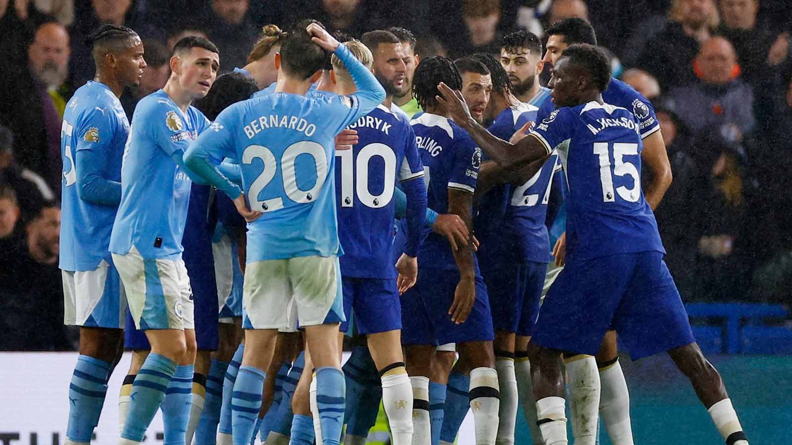 Para pemain Chelsea dan Manchester City bersitegang saat penalti diberikan kepada The Blues di Liga Inggris pekan ke-12, Minggu (12/11/23). (Foto: REUTERS/John Sibley) Copyright: © REUTERS/John Sibley
