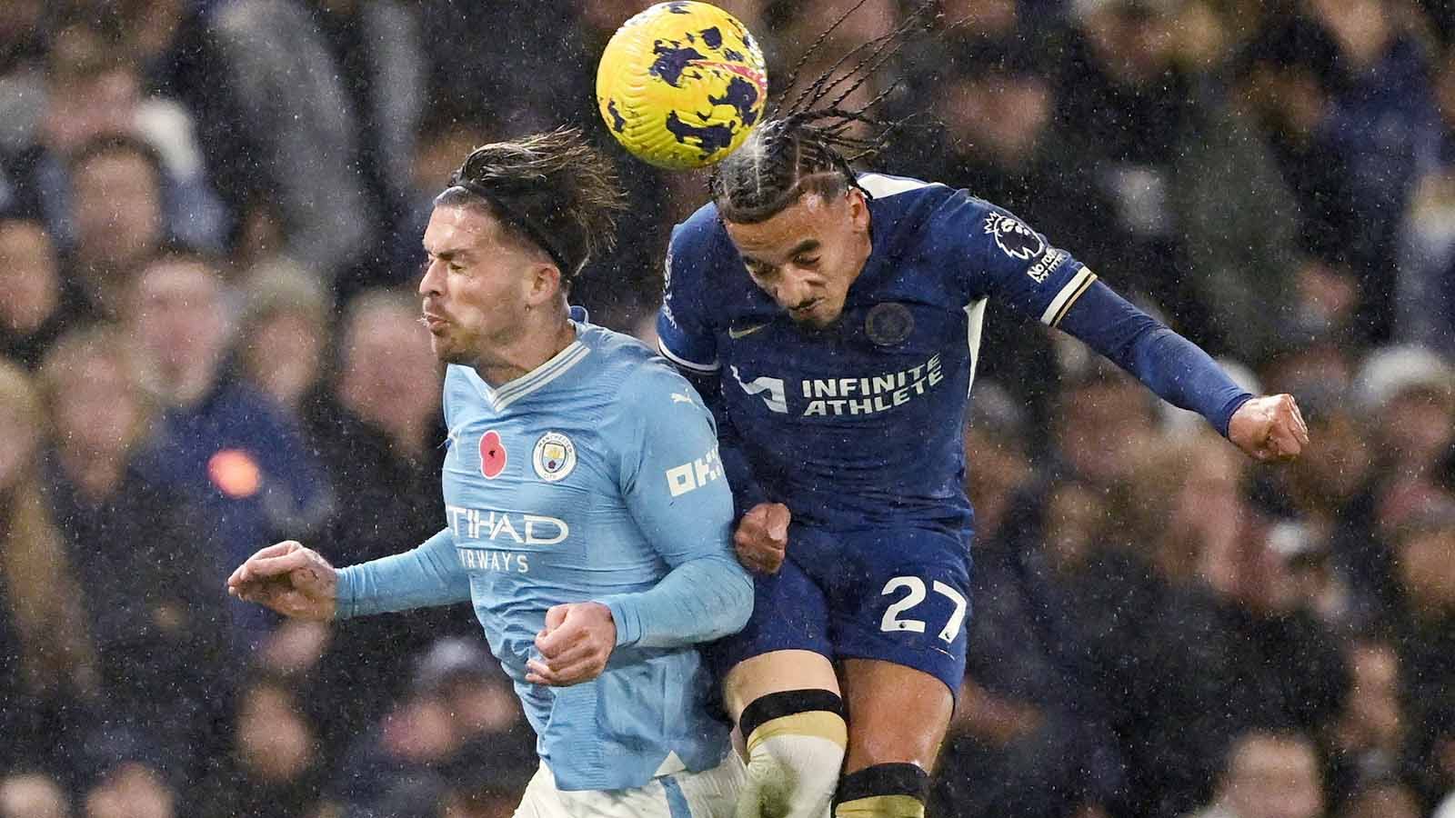 Duel udara Jack Grealish dengan Malo Gusto untuk berebut bola pada pekan 12 laga Liga Primer Inggris di Stadion Stamford Bridge, Minggu (12/11/23). (Foto: REUTERS/Dylan Martinez) Copyright: © REUTERS/Dylan Martinez