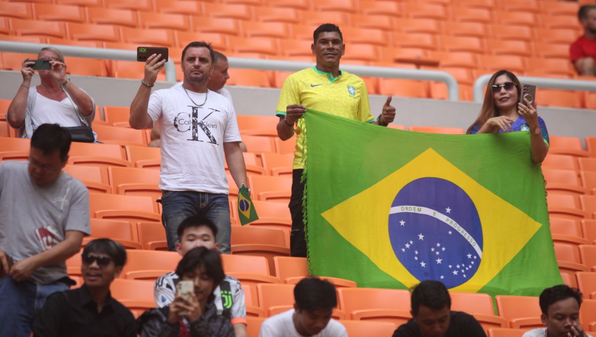 Legenda Brasil, Antonio Claudio hadir langsung mendukung Brasil di JIS, Selasa (14/11/23). Copyright: © Herry Ibrahim/INDOSPORT