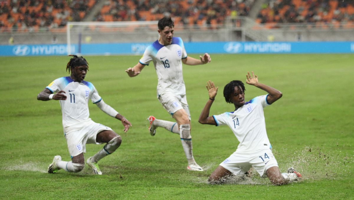 Selebrasi pemain Inggris, Reiss Denny, usai mencetak gol ke gawang Iran di laga Grup C Piala Dunia U-17 2023 di Stadion JIS, Selasa (14/11/23). Copyright: © Herry Ibrahim/INDOSPORT