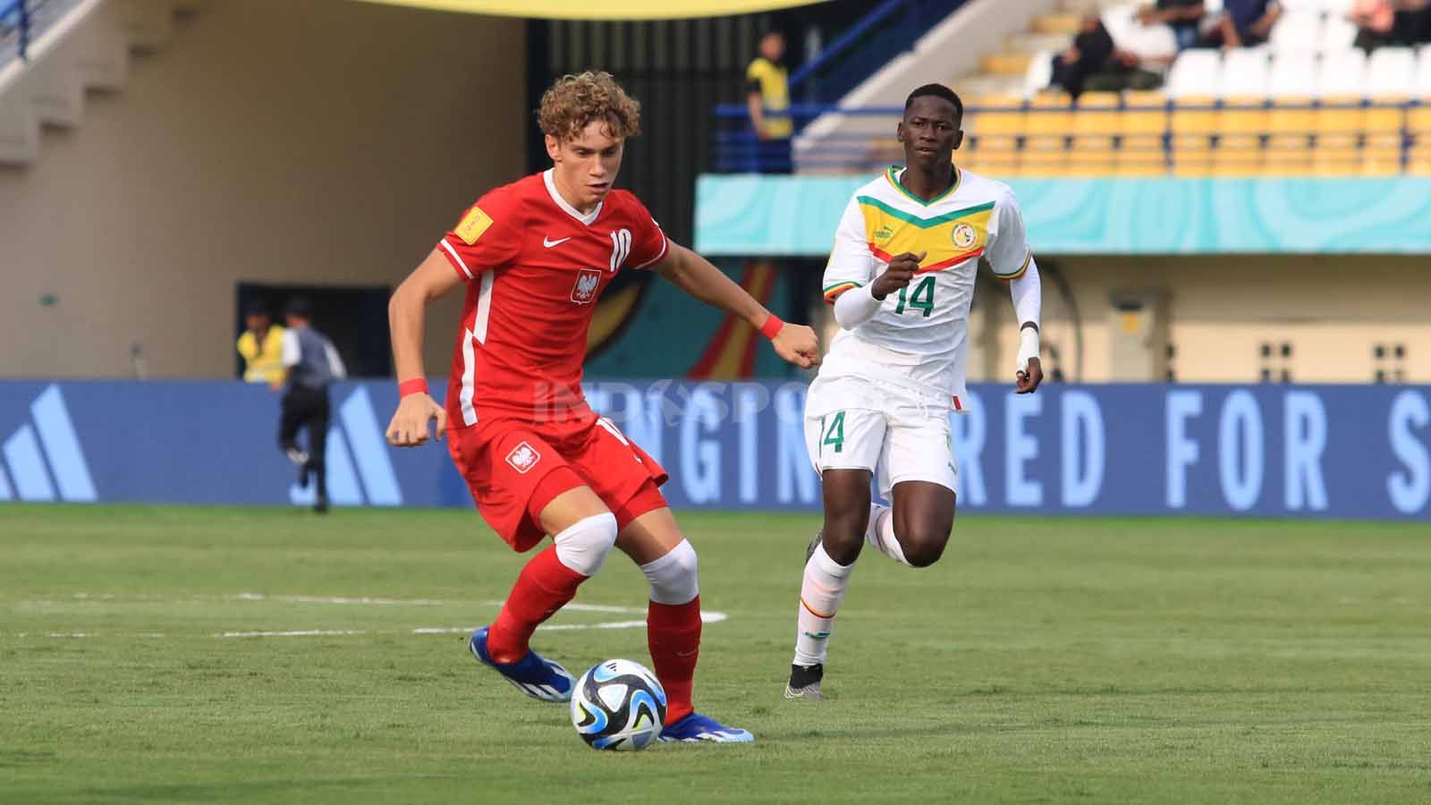 Striker Timnas Polandia U-17, Mikolajewski Daniel menguasai bola saat menghadapi Timnas Senegal U-17, pada pertandingan Grup D Piala Dunia U-17 2023 di Stadion Si Jalak Harupat, Kabupaten Bandung, Selasa (14/11/23). Copyright: © Arif Rahman/INDOSPORT