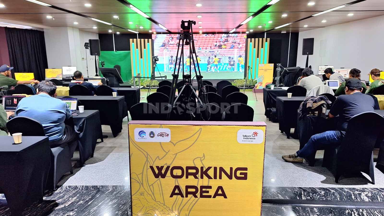 Ruang Media Center Piala Dunia U17 difasilitasi Kominfo mempermudah kinerja awak media di Surabaya Copyright: © Ian Setiawan/INDOSPORT