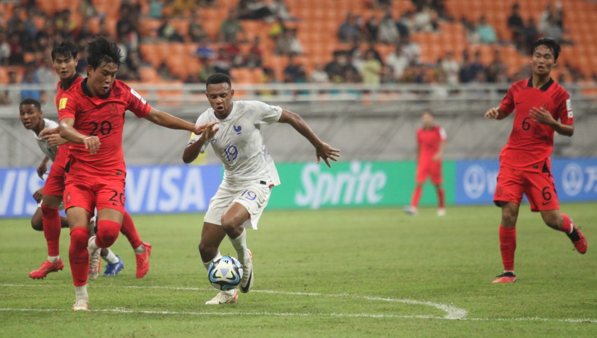 Pemain Prancis, Joan Tincres melewati pemain Korsel, Kim Yugeon dalam laga kedua fase grup E Piala Dunia U-17 2023 di Stadion JIS, Rabu (15/11/23). Copyright: © Herry Ibrahim/INDOSPORT
