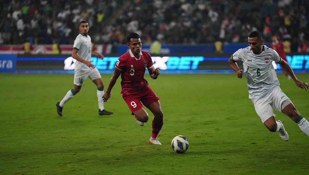 Aksi Dimas Drajad di laga Irak vs Timnas Indonesia pada pertandingan Kualifikasi Piala Dunia 2026. Copyright: © PSSI.