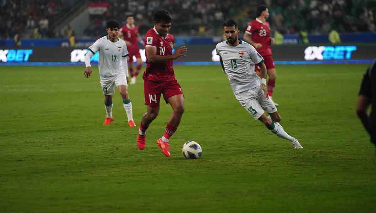 Aksi Asnawi Mangkualam Bahar di laga Irak vs Timnas Indonesia pada pertandingan Kualifikasi Piala Dunia 2026. Copyright: © PSSI.