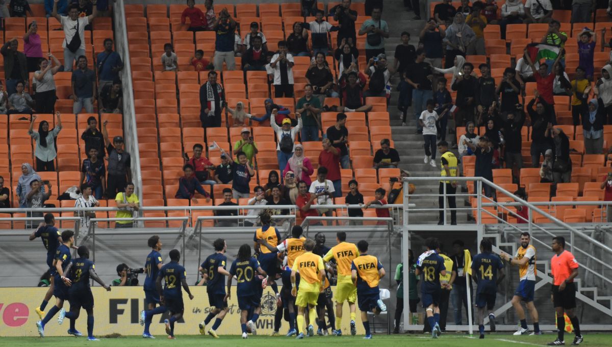 Para pemain Prancis merayakan gol ketiga ke gawang Amerika Serikat pada laga ketiga fase grup E Piala Dunia U-17 2023 di Stadion JIS, Sabtu (18/11/23). Copyright: © Herry Ibrahim/INDOSPORT