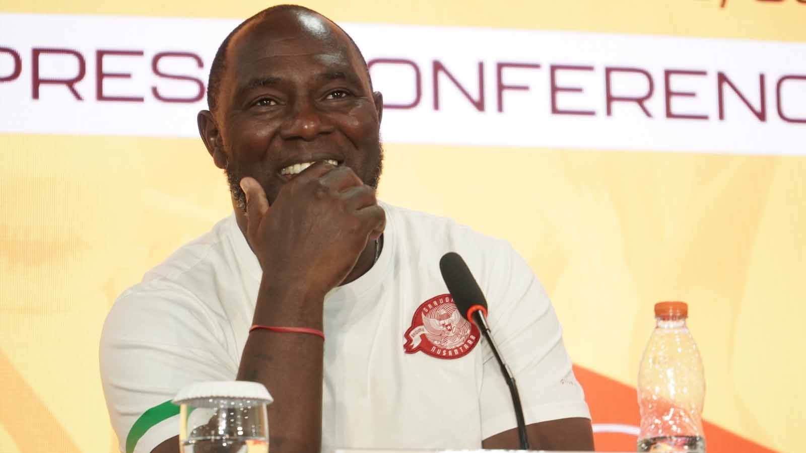 Direktur Akademi Persis Solo, Jacksen F. Tiago menyempatkan hadir ke Media Center Piala Dunia U-17 di Surabaya. (Foto: Media Center Piala Dunia U-17 Surabaya) Copyright: © Media Center Piala Dunia U-17 Surabaya