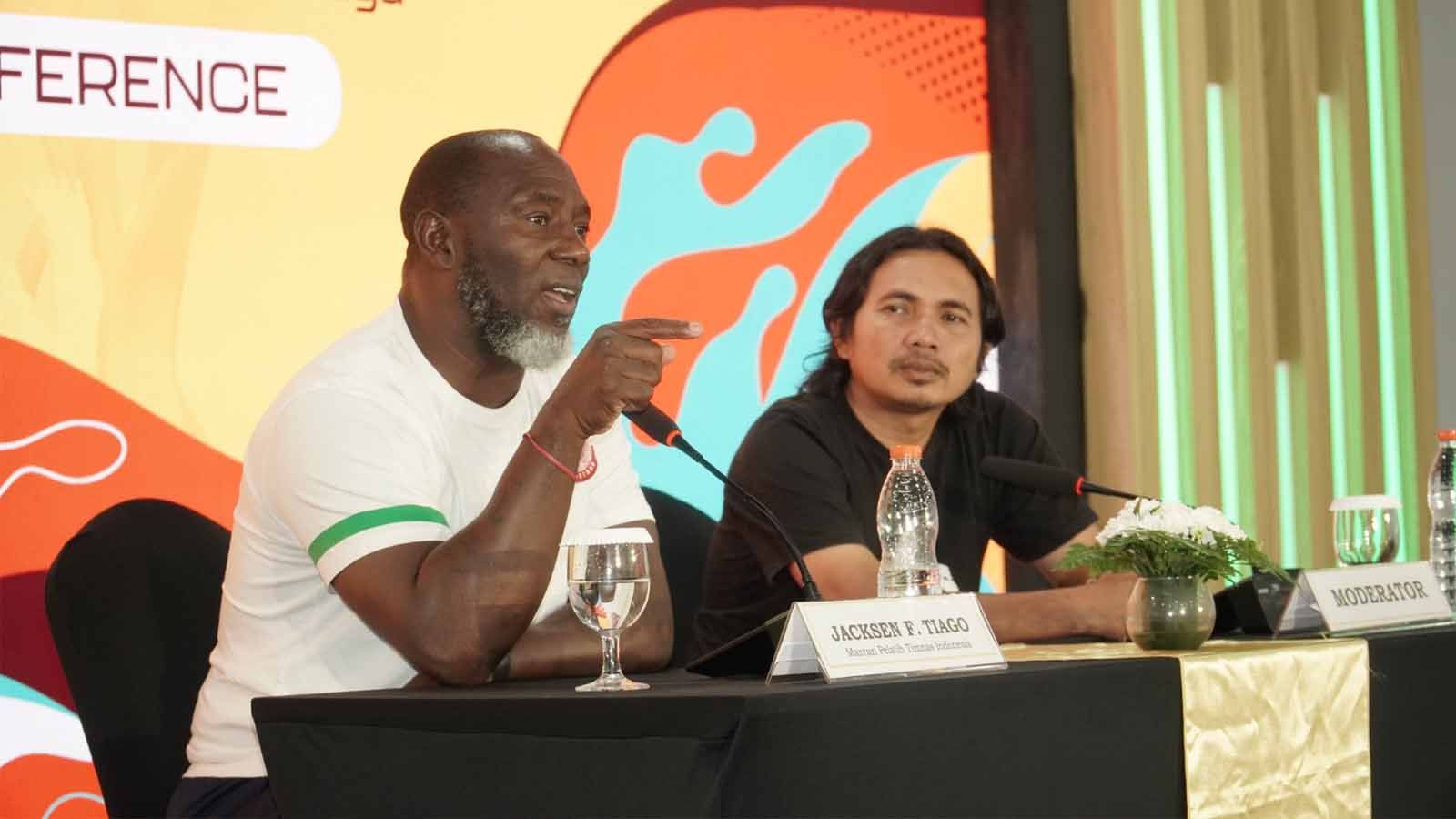 Direktur Akademi Persis Solo, Jacksen F. Tiago menyempatkan hadir ke Media Center Piala Dunia U-17 di Surabaya. (Foto: Media Center Piala Dunia U-17 Surabaya) Copyright: © Media Center Piala Dunia U-17 Surabaya