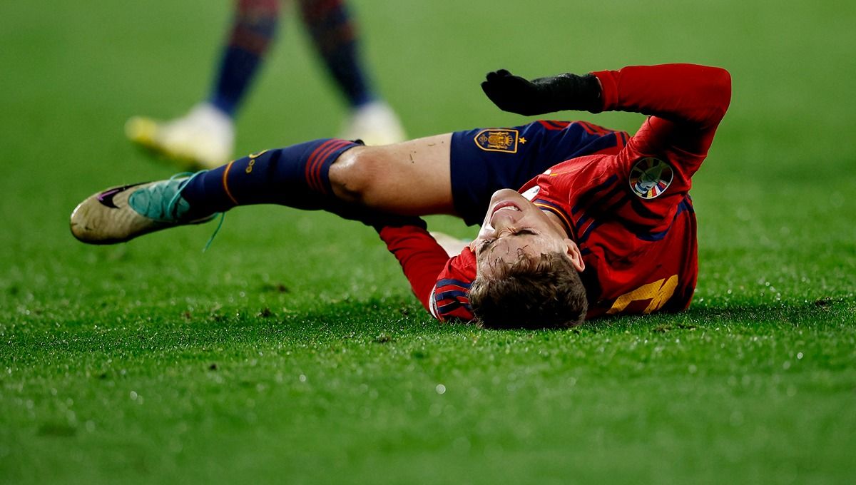 Pemain Timnas Spanyol, Gavi, mengerang kesakitan karena cedera. (Foto: REUTERS/Juan Medina) Copyright: © REUTERS/Juan Medina