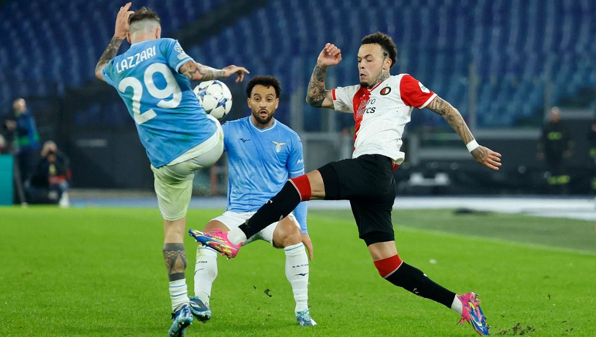 Pemain Feyenoord, Quilindschy Hartman (kanan), berduel dengan Manuel Lazzari (kiri). (Foto: REUTERS/Remo Casilli) Copyright: © REUTERS/Remo Casilli