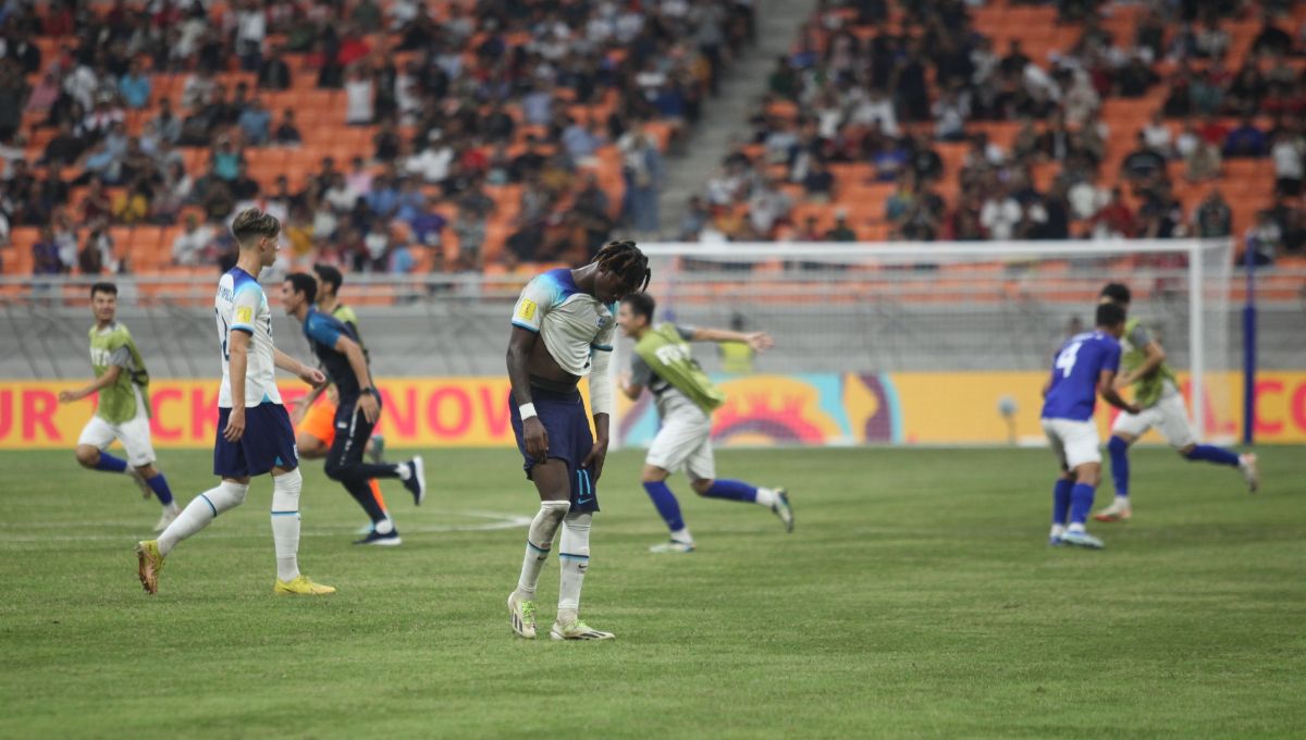 Kegembiraan para pemain Uzbekistan usai mengalahkan Inggris pada laga 16 besar Piala Dunia U-17 2023 di Stadion JIS, Rabu (22/11/23). Copyright: © Herry Ibrahim/INDOSPORT