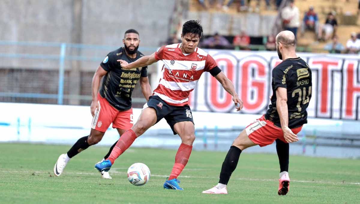 Fachrudin Wahyudi mendapat hadangan dari Mohammed Rashid pada laga pekan ke-20 BRI Liga 1 di Stadion Gelora Bangkalan, Bangkalan, pada Kamis (23/11/2023). (Foto: MO Madura United) Copyright: © MO Madura United