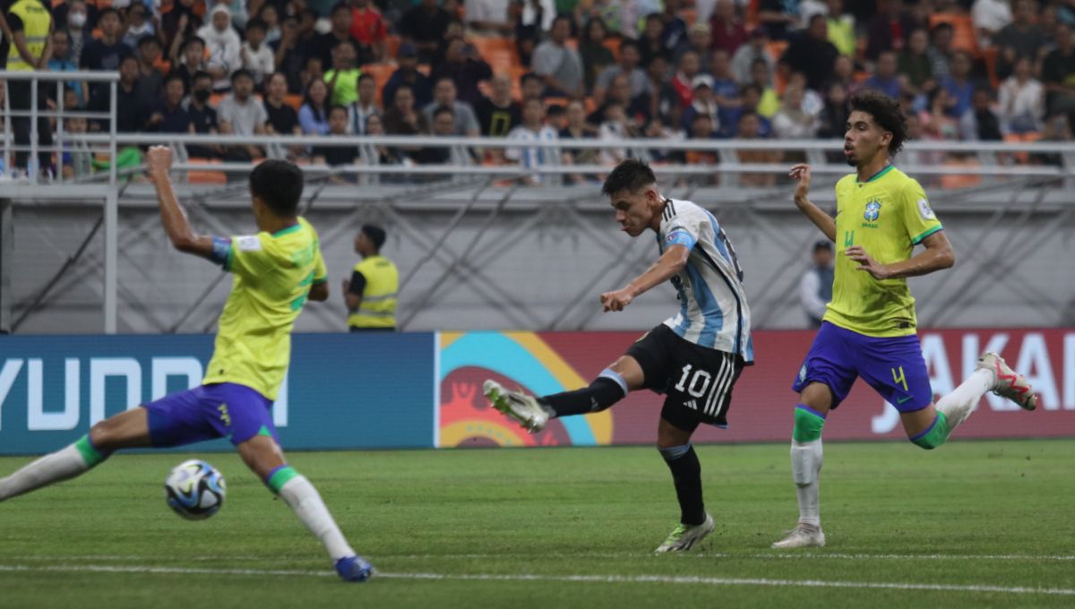 Piala Dunia U-17 2023 di Indonesia kehadiran sosok The Next Messi pada bintang Argentina, Claudio Echeverri, yang jadi properti panas di bursa transfer 2024. Copyright: © Herry Ibrahim/INDOSPORT