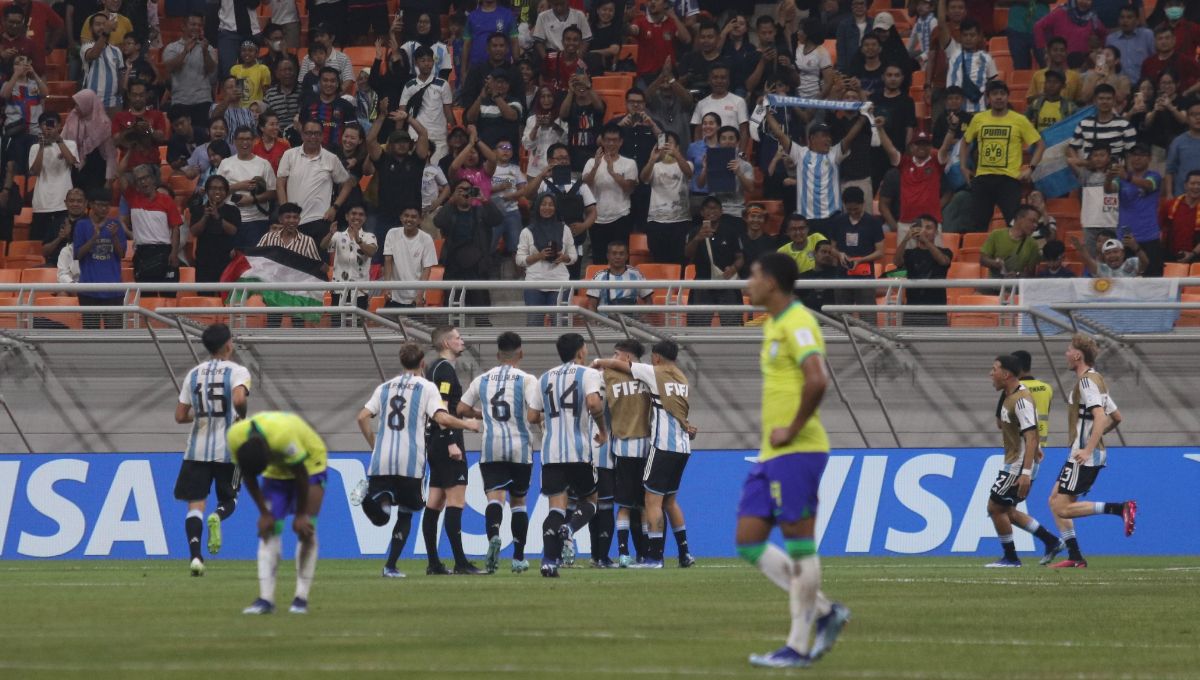 Kegembiraan para pemain Argentina usai mengalahkan Brasil 3-0 dan lolos ke semifinal pada laga laga 8 besar Piala Dunia U-17 2023 di Stadion JIS, Jumat (24/11/23). Copyright: © Herry Ibrahim/INDOSPORT