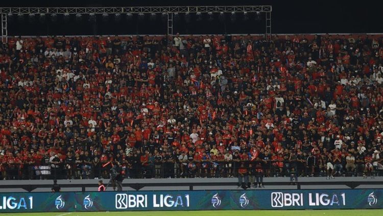 Suporter Persija Jakarta menyaksikan pertandingan BRI Liga 1 2023/24. Copyright: © BRI Liga 1 2023/24