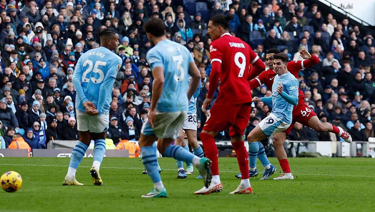 Detik-detik Trent Alexander-Arnold melepaskan tendangan dan jadi gol ke gawang Manchester City di Liga Inggris. Copyright: © Reuters/Jason Cairnduff