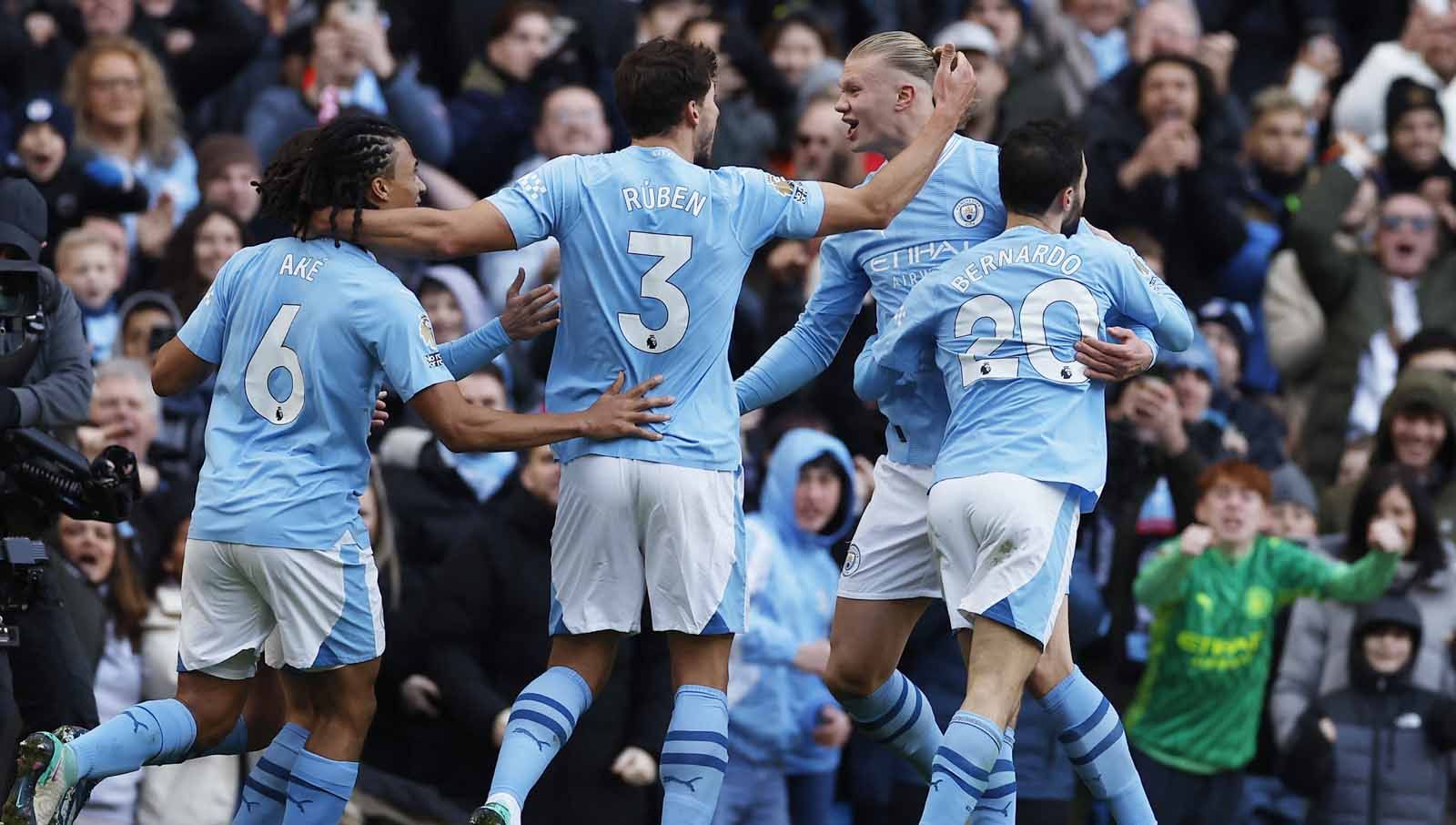 Selebrasi Erling Braut Haaland usai mencetak gol bersama rekan tim Ruben Dias, Bernardo Silva dan Nathan Ake pada laga Liga Primer Inggris, Sabtu (25/11/23). (Foto: REUTERS/Jason Cairnduff) Copyright: © REUTERS/Jason Cairnduff