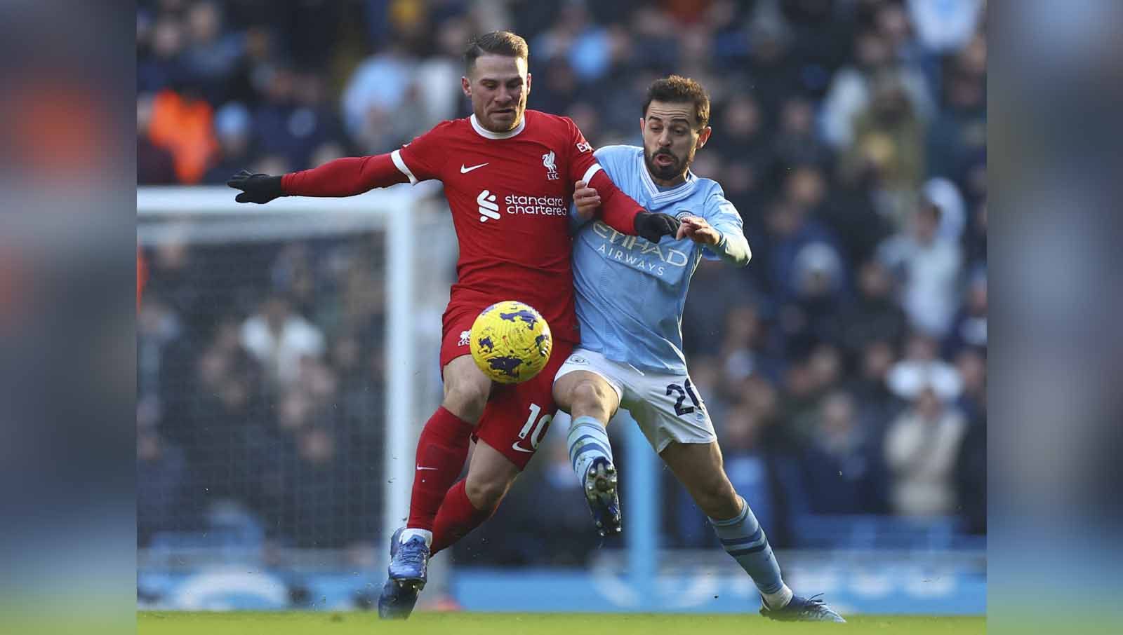 Bernardo Silva saat berduel dengan Alexis Mac Allister untuk merebutkan bola pada laga Liga Primer Inggris, Sabtu (25/11/23). (Foto: REUTERS/Carl Recine) Copyright: © REUTERS/Carl Recine