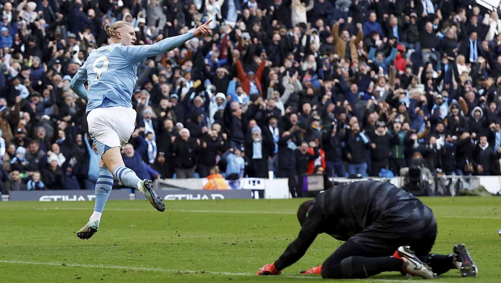 Selebrasi Erling Braut Haaland usai mencetak gol ke gawang yang di jaga Alisson pada laga Liga Primer Inggris, Sabtu (25/11/23). (Foto: Reuters/Jason Cairnduff) Copyright: © Reuters/Jason Cairnduff