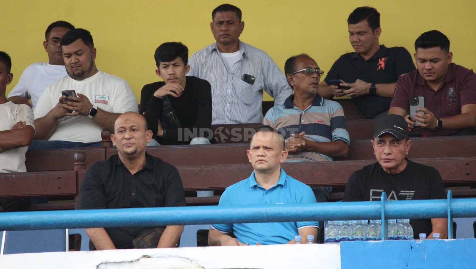 Nazaruddin Dek Gam (tengah/baju biru) terlihat duduk disebelah Edy Rahmayadi (kanan/pakai topi) dan petinggi PSMS, Andry Mahyar (kiri/kemeja hitam). (Foto: Aldi Aulia Anwar/INDOSPORT) Copyright: © Aldi Aulia Anwar/INDOSPORT.COM
