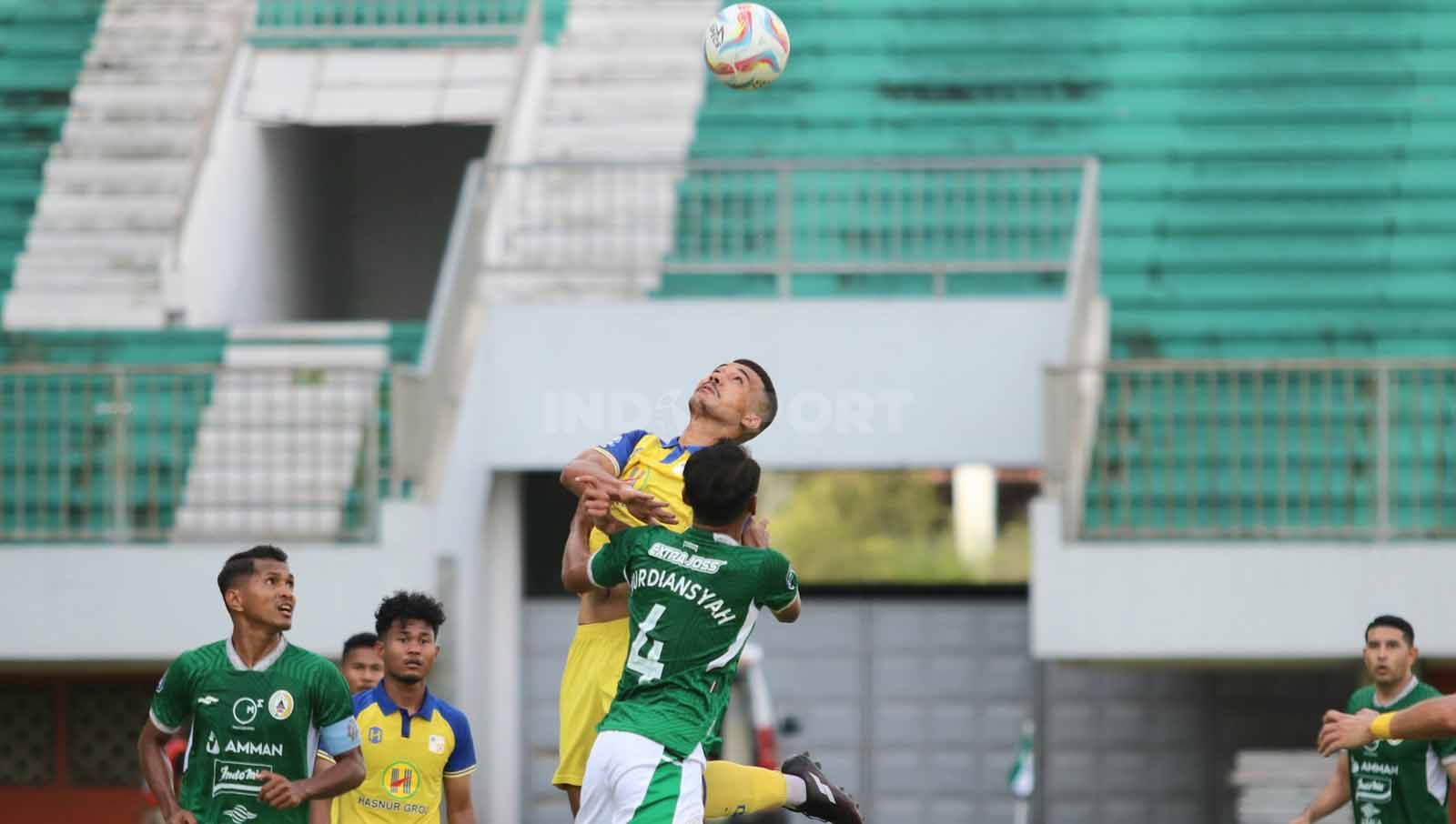 Duel udara bek PSS Sleman, Nur Diansyah, dengan striker Barito Putera, Gustavo Tocantins, dalam laga pekan ke-20 Liga 1 2023-2024 di Stadion Maguwoharjo Sleman, Minggu (26/11/23). (Foto: Nofik Lukman Hakim/INDOSPORT) Copyright: © Nofik Lukman Hakim/INDOSPORT