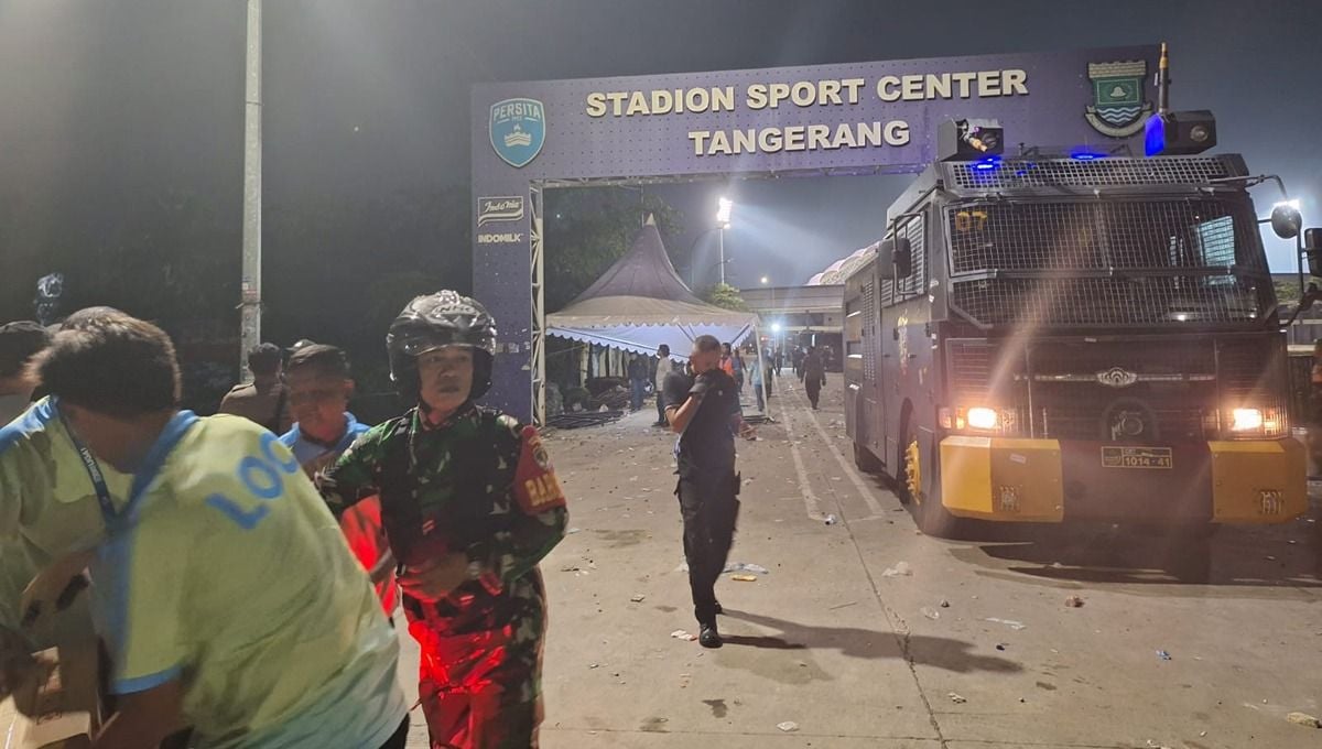 Oknum Suporter Persib Bandung Ricuh Memaksa Masuk Indomilk Arena, Minggu (26/11/23) malam WIB. Copyright: © Petrus Manus Da' Yerimon/INDOSPORT