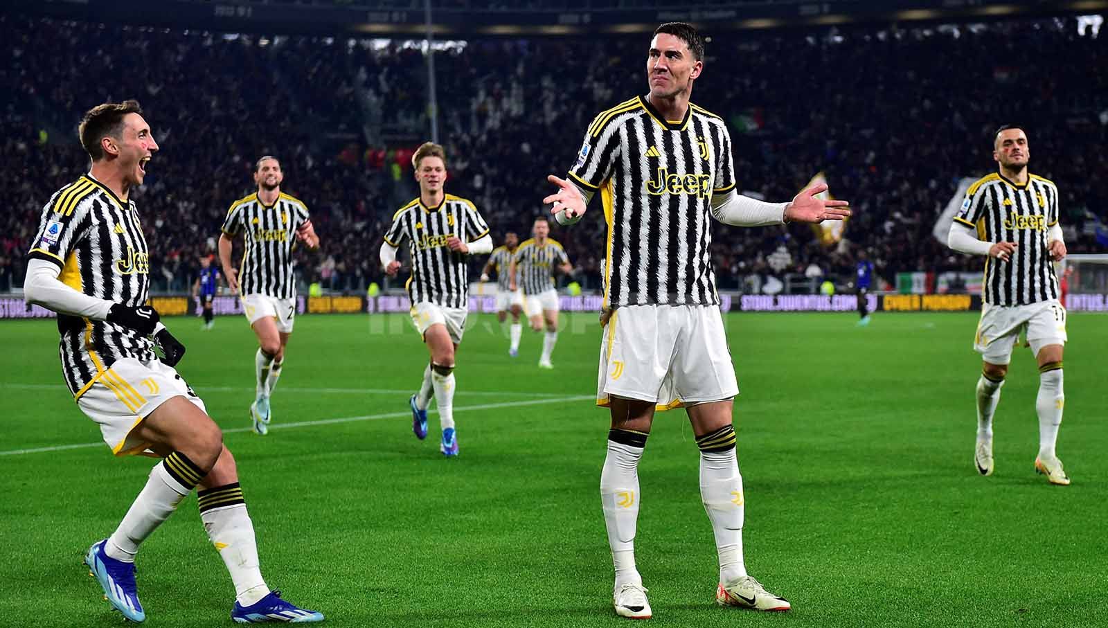 Dusan Vlahovic merayakan gol pertama bersama rekan tim Andrea Cambiaso pada laga Serie A Italia di Stadion Allianz, Italia, Minggu (26/11/23). (Foto: REUTERS/Massimo Pinca) Copyright: &copy; REUTERS/Massimo Pinca