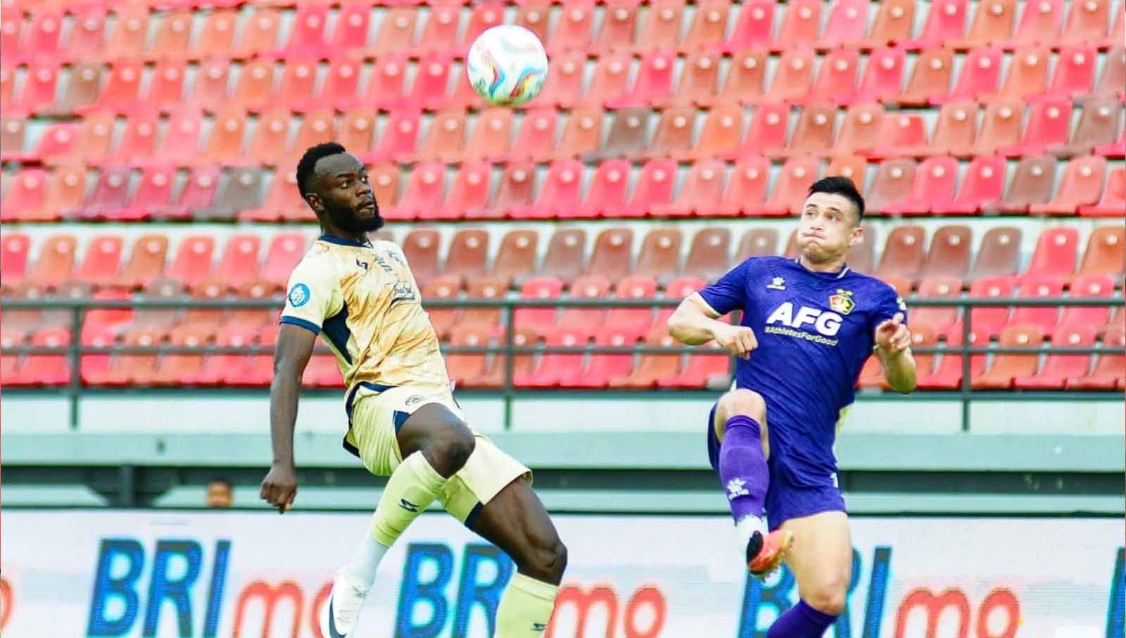 Charles Lokoli dikawal ketat Lybgbo pada laga BRI Liga 1 di Stadion Kapten I Wayan Dipta (Gianyar), Senin (27/11/23). (Foto: MO Arema FC) Copyright: © MO Arema FC