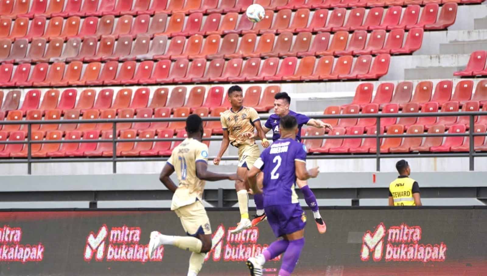 Duel bola udara Ginanjar dan Simen Lyngbo pada laga BRI Liga 1 di Stadion Kapten I Wayan Dipta (Gianyar), Senin (27/11/23). (Foto: MO Arema FC) Copyright: © MO Arema FC