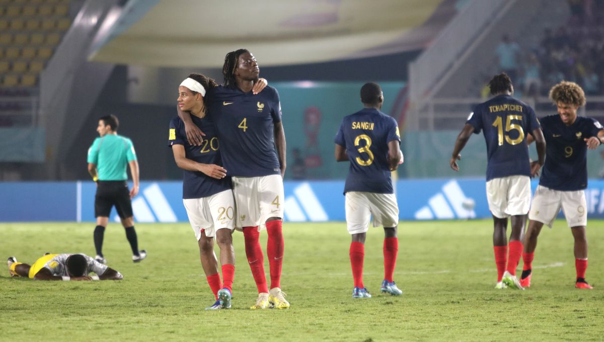 Gelandang Prancis, Mathis Amougou, berpelukan dengan rekannya, Bastien Meupiyou, usai memastikan diri lolos ke final Piala Dunia U17 2023. Foto: Nofik Lukman Hakim. Copyright: © Nofik Lukman Hakim/INDOSPORT