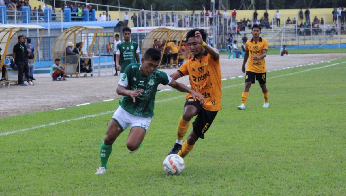 Pemain PSMS, Nico Malau (kiri/baju hijau), mencoba melewati pemain PSDS, Gusti Sandria (kanan/baju kuning). Foto: Aldi Aulia Anwar/INDOSPORT. Copyright: © Aldi Aulia Anwar/INDOSPORT