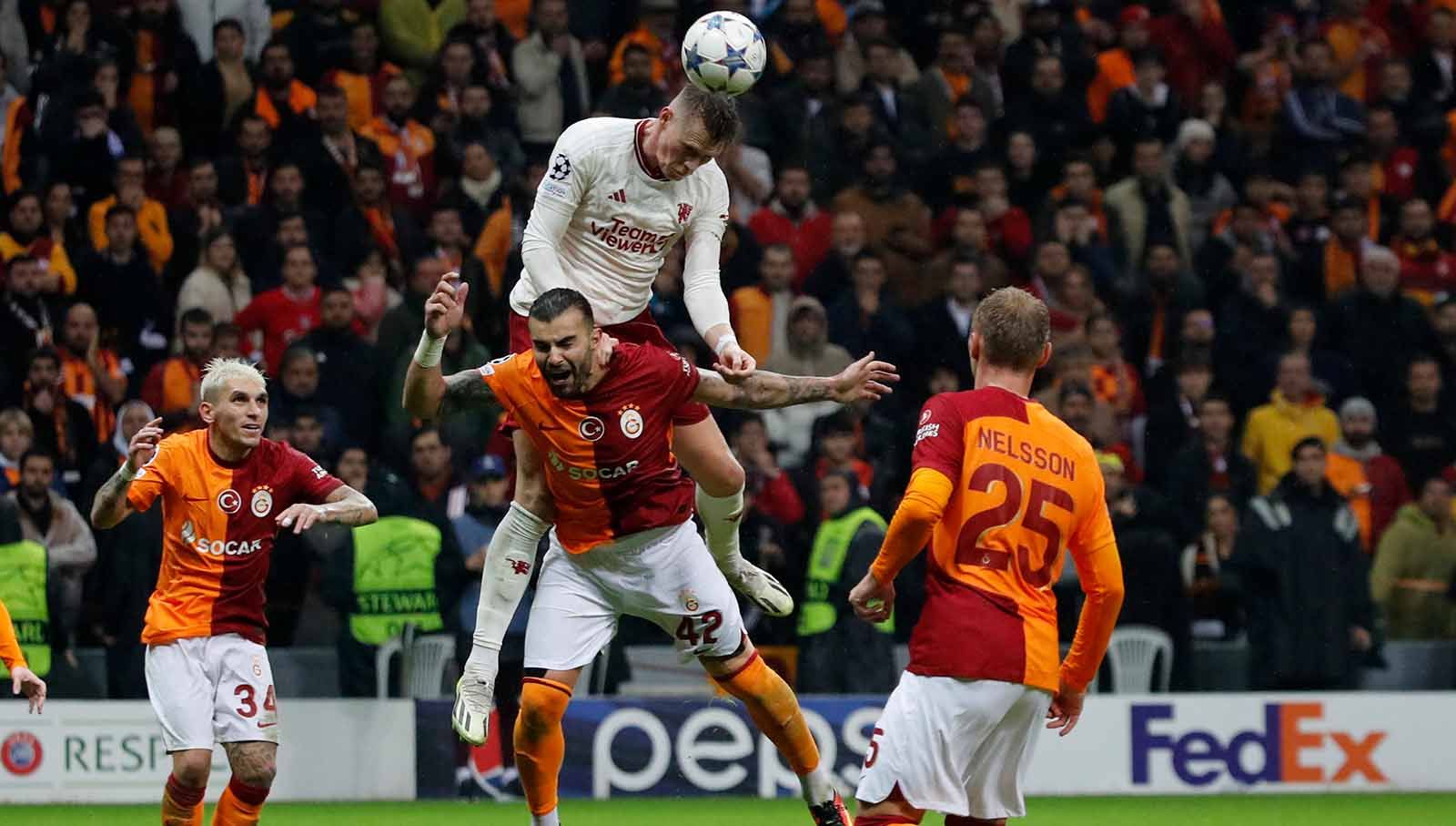 Duel udara Scott McTominay dengan Abdulkerim Bardakci saat berebut bola pada laga Liga Champions di Stadion RAMS Park, Rabu (29/11/23), (Foto: REUTERS/Dilara Senkaya) Copyright: © REUTERS/Dilara Senkaya