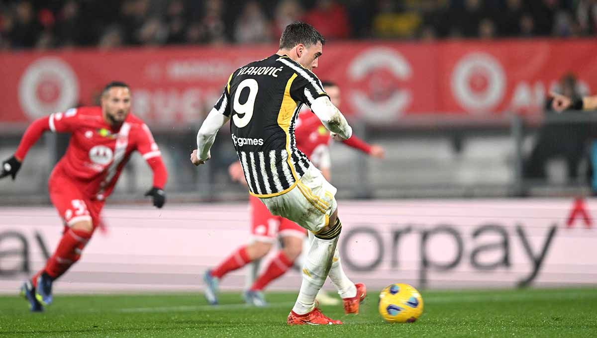 Penyerang Juventus, Dusan Vlahovic saat melepaskan tendangan ke gawang AC Monza di Liga Italia. Copyright: © REUTERS/Daniele Mascolo