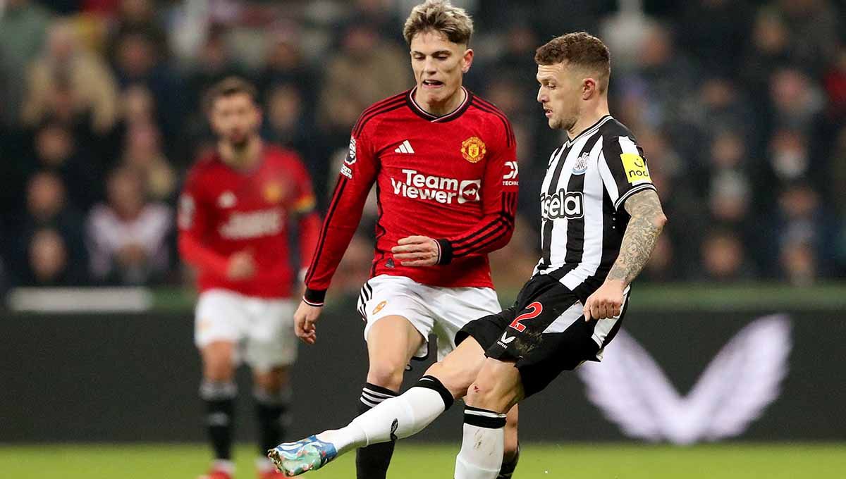 Perebutan bola antara pemain Newcastle United dengan pemain Manchester United, Alejandro Garnacho. Copyright: © Reuters/Lee Smith