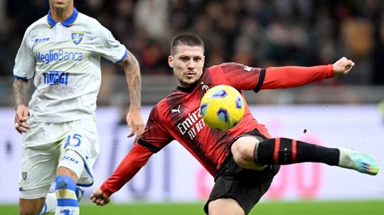 Penyerang AC Milan, Luka Jovic saat melepaskan tendangan ke gawang Frisinone di Liga Italia. Copyright: © REUTERS/Daniele Mascolo