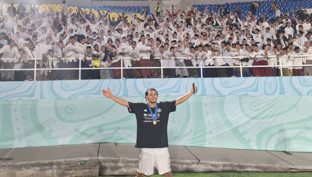 Pemain terbaik Piala Dunia U-17 2023 asal Jerman, Paris Brunner, berpose dengan ratusan santri yang memadati tribun B6 Stadion Manahan Solo. Foto: Nofik Lukman Hakim Copyright: © Nofik Lukman Hakim/INDOSPORT