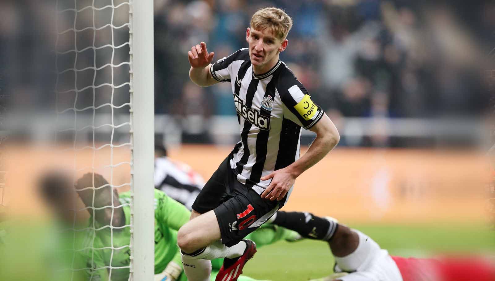 Anthony Gordon usai mencetak gol pertama ke gawang Manchester United yang di jaga Andre Onana pada laga Liga Primer Inggris di Stadion James' Park, Newcastle, Minggu (03/12/23). (Foto: Reuters/Lee Smith) Copyright: &copy; Reuters/Lee Smith
