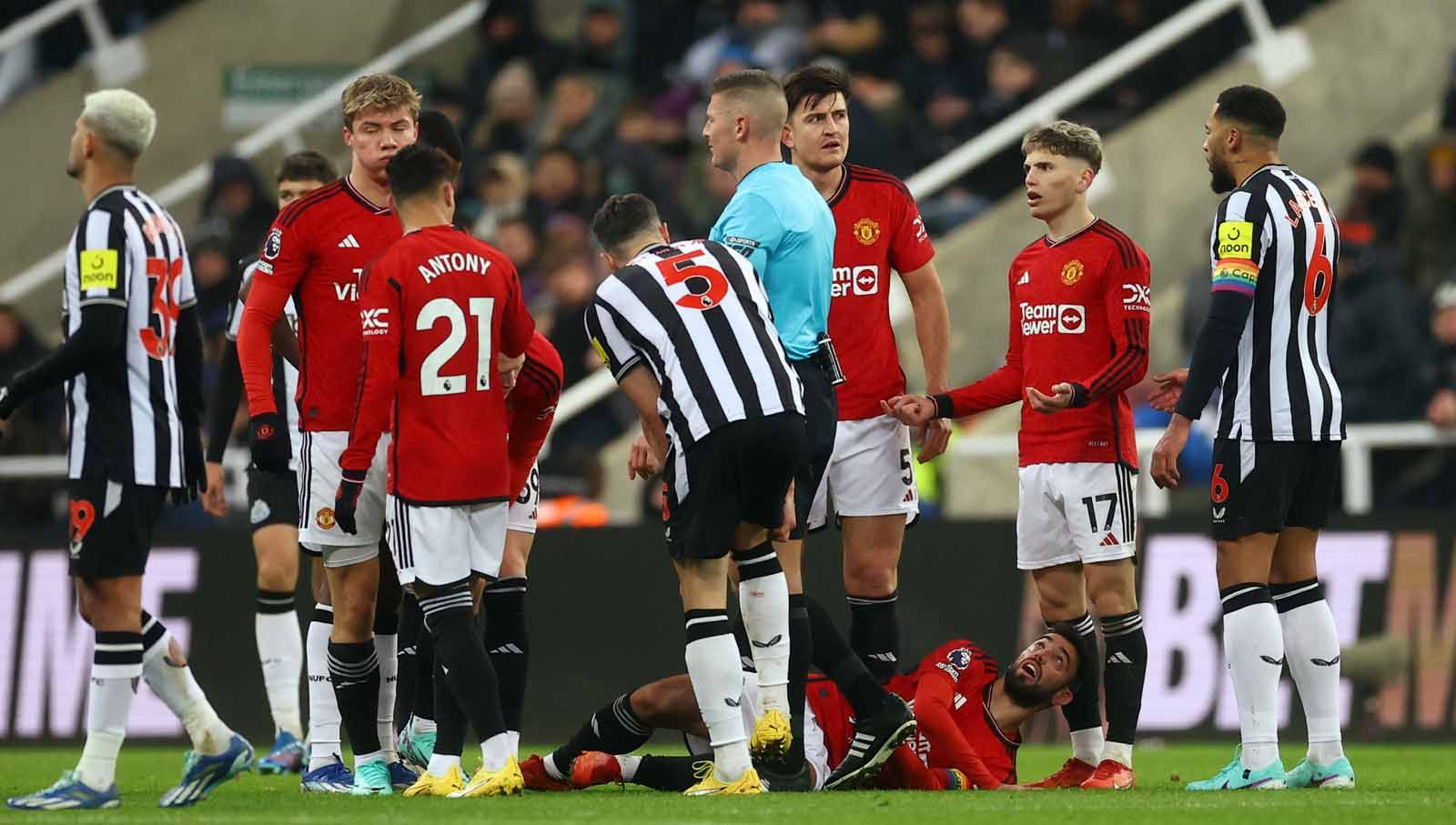 Reaksi Bruno Fernandes saat mengalami cedera pada laga Liga Primer Inggris di Stadion James' Park, Newcastle, Minggu (03/12/23). (Foto: Reuters/Lee Smith) Copyright: © Reuters/Lee Smith