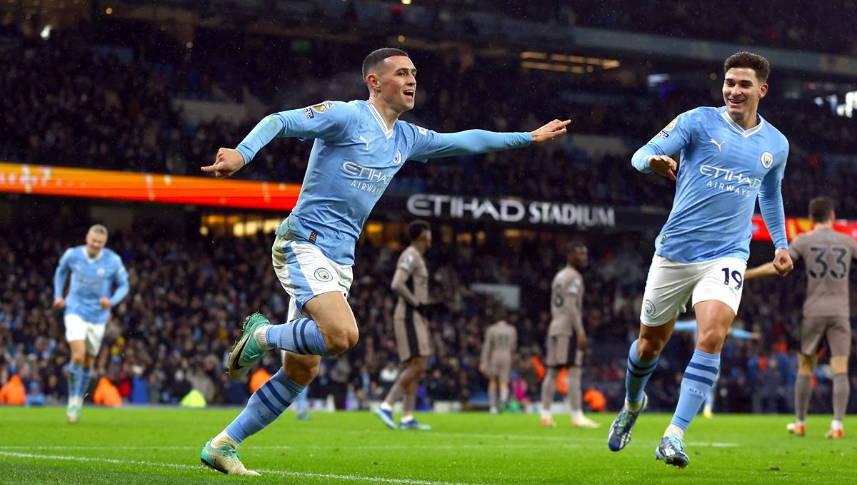 Selebrasi Phil Foden usai cetak gol ke gawang Tottenham Hotspur, Minggu (03/11/23) malam WIB. Copyright: © Reuters/Lee Smith