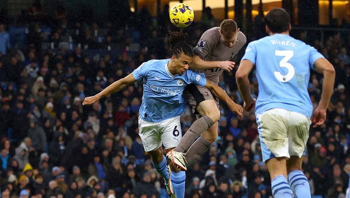 Duel udara antara pemain Manchester City dan Tottenham di Liga Inggris. Copyright: © Reuters/Lee Smith