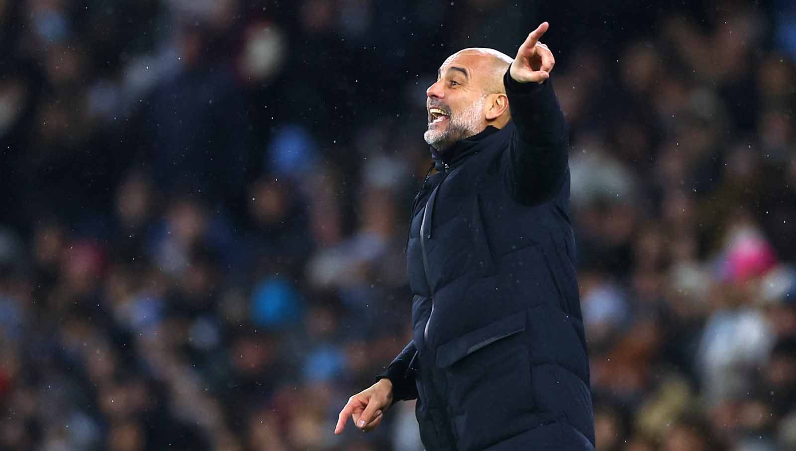Pelatih Manchester City Pep Guardiola saat memberikan instruksi di pinggir lapangan pada laga Liga Primer Inggris di Stadion Etihad, Inggris, Minggu (03/12/23). (Foto: REUTERS/Carl Recine) Copyright: &copy; REUTERS/Carl Recine