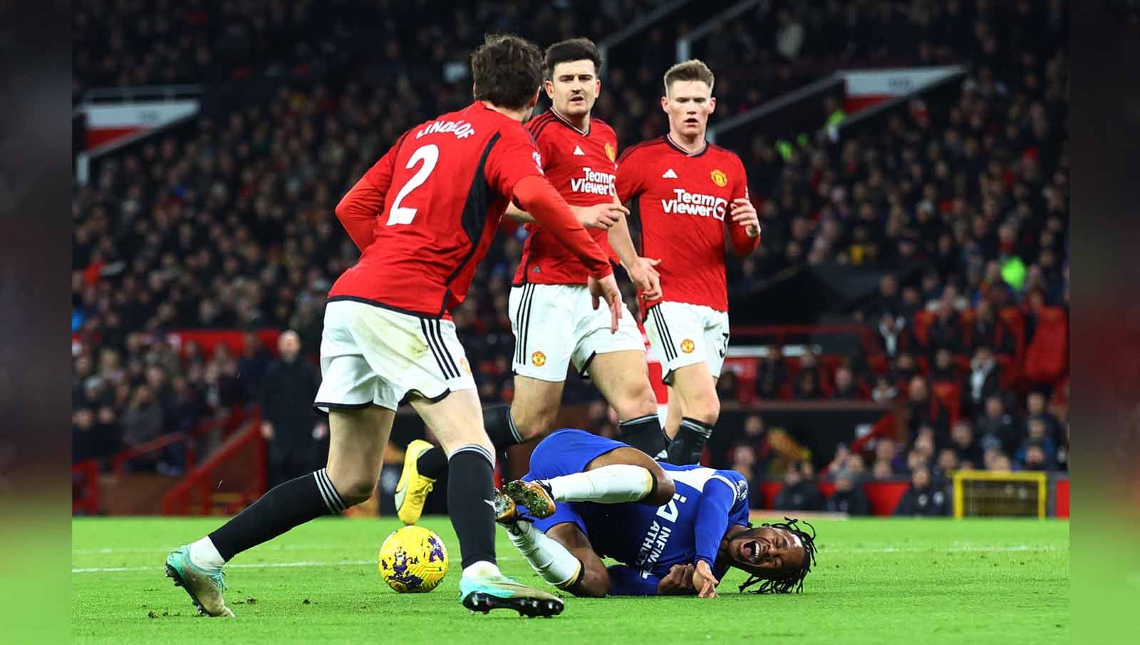 Reaksi Raheem Sterling menahan rasa sakit usai dijatuhkan pemain Manchester United pada laga Liga Primer Inggris di Stadion Old Trafford (Manchester), Kamis (07/12/23). (Foto: REUTERS/Carl Recine) Copyright: © REUTERS/Carl Recine