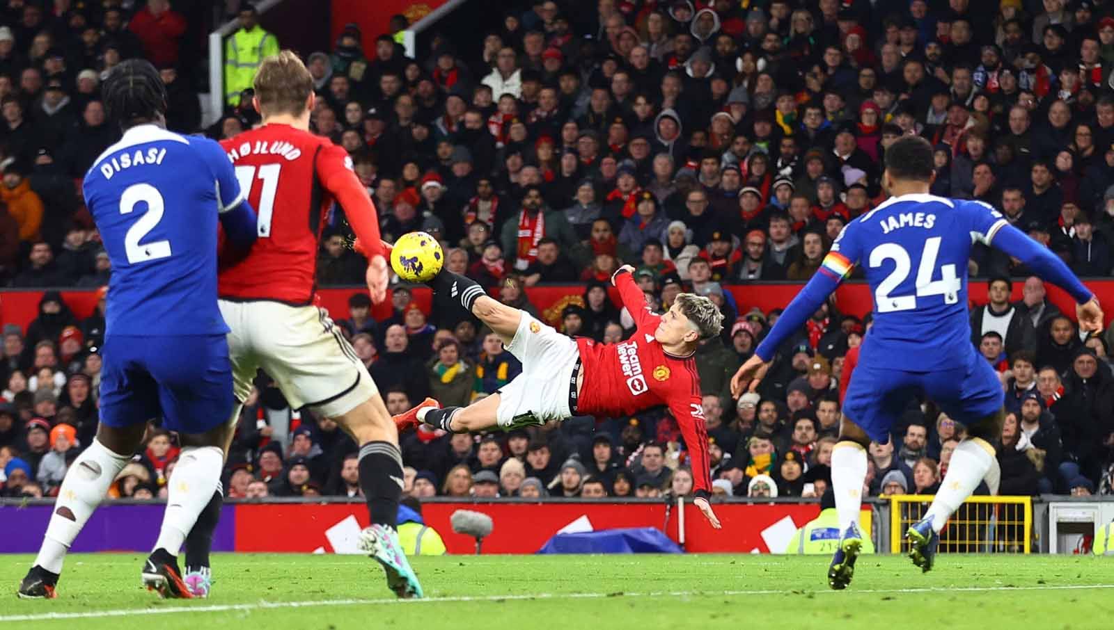 Aksi akrobatik Alejandro Garnacho saat melepaskan tendangan saltonya ke gawang Chelsea pada laga Liga Primer Inggris di Stadion Old Trafford (Manchester), Kamis (07/12/23). (Foto: REUTERS/Carl Recine) Copyright: © REUTERS/Carl Recine