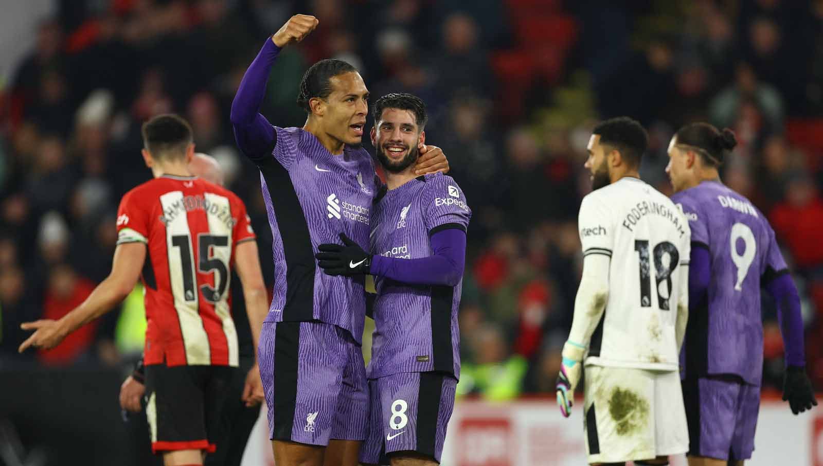 Selebrasi Dominik Szoboszlai usai mencetak gol kedua bersama rekan tim Virgil van Dijk pada laga Liga Primer Inggris di Stadion Bramall Lane, Sheffield, Kamis (07/12/23). (Foto: REUTERS/Molly Darlington) Copyright: © REUTERS/Molly Darlington