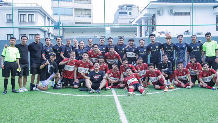Foto bersama antara pemain ISCL All Star dna Selebritis FC. Copyright: © JG Sport